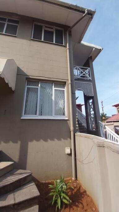 Spacious 1 Bedroom, Self Catering Apartment In Glenwood, Дърбан Екстериор снимка